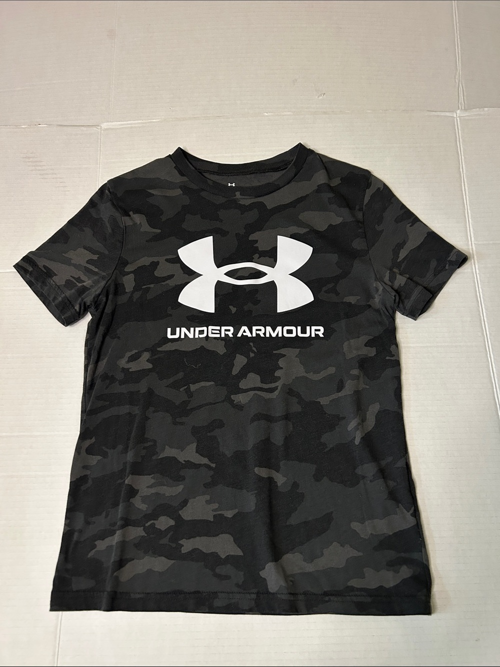 Under Armour Boys YMD Medium Black & Dark Gray Camo Logo Tee